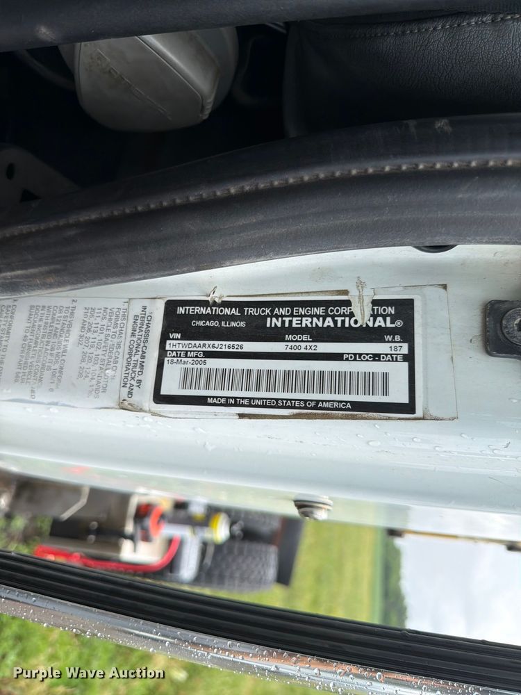 image for item EX4522 2006 International WorkStar 7400 truck cab and chassis