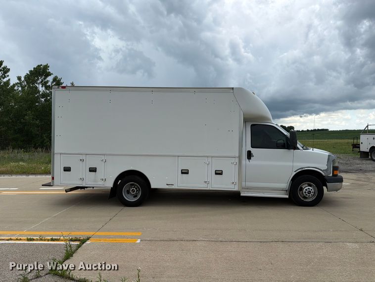 image for item EX4526 2006 GMC Savana delivery truck