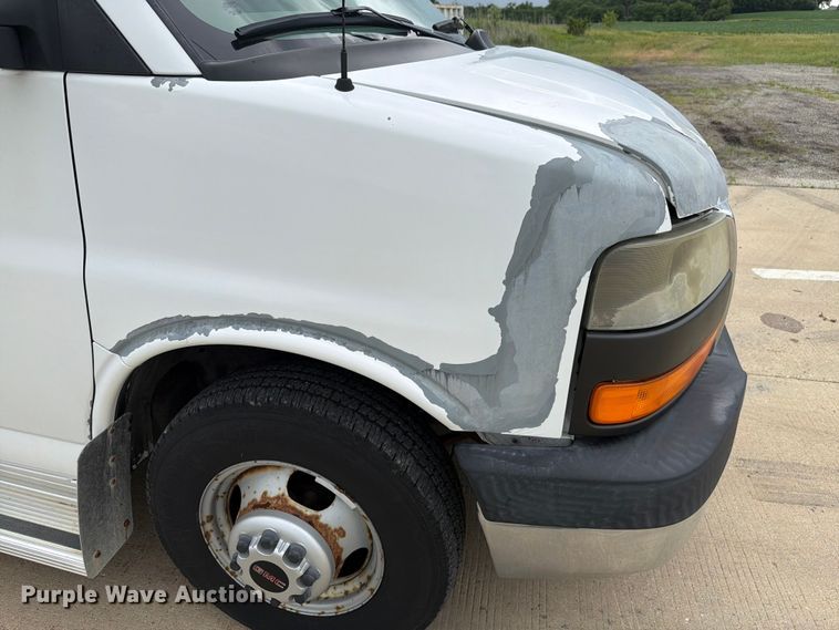 image for item EX4526 2006 GMC Savana delivery truck
