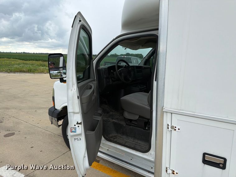 image for item EX4526 2006 GMC Savana delivery truck