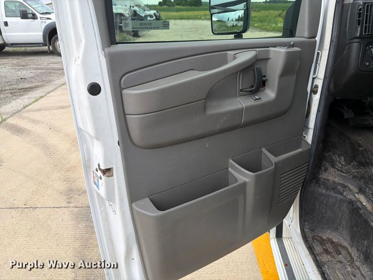 image for item EX4526 2006 GMC Savana delivery truck