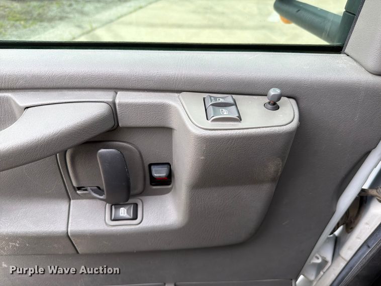 image for item EX4526 2006 GMC Savana delivery truck