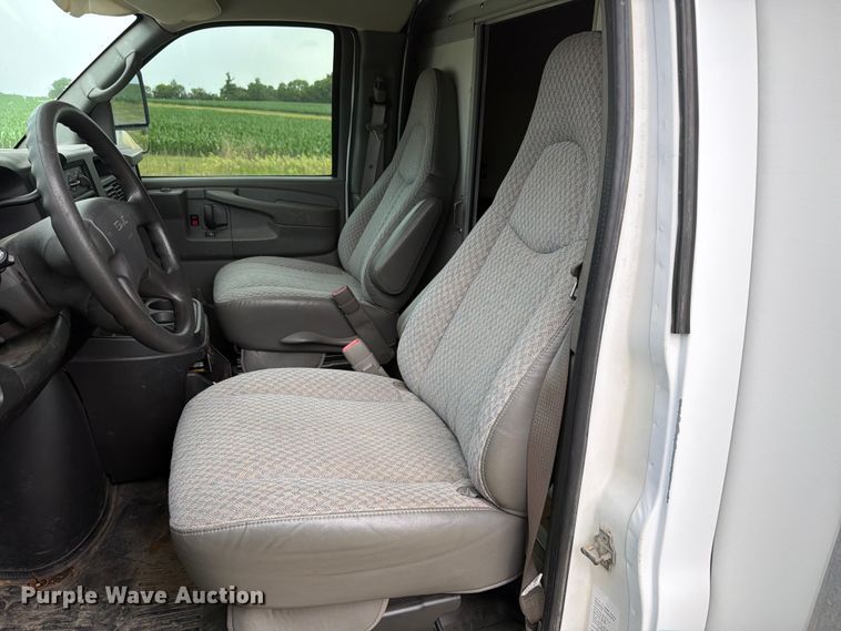 image for item EX4526 2006 GMC Savana delivery truck