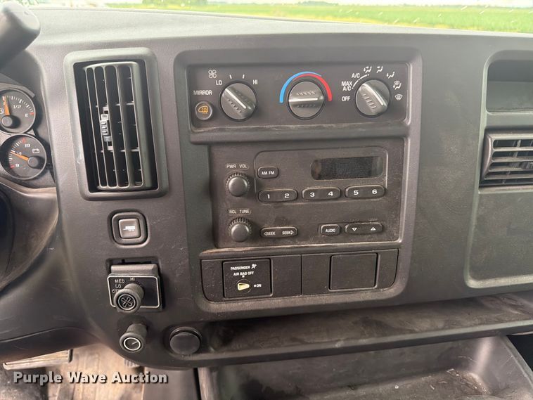 image for item EX4526 2006 GMC Savana delivery truck
