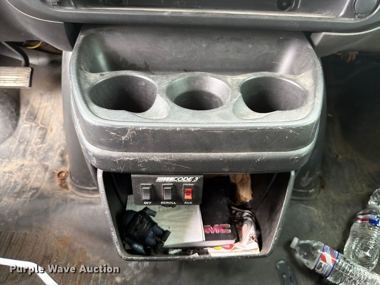 image for item EX4526 2006 GMC Savana delivery truck