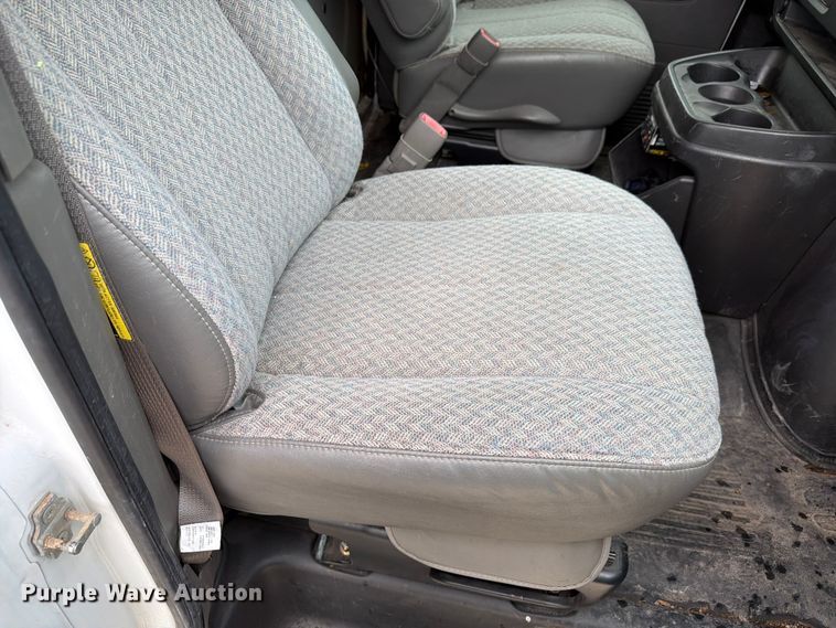 image for item EX4526 2006 GMC Savana delivery truck