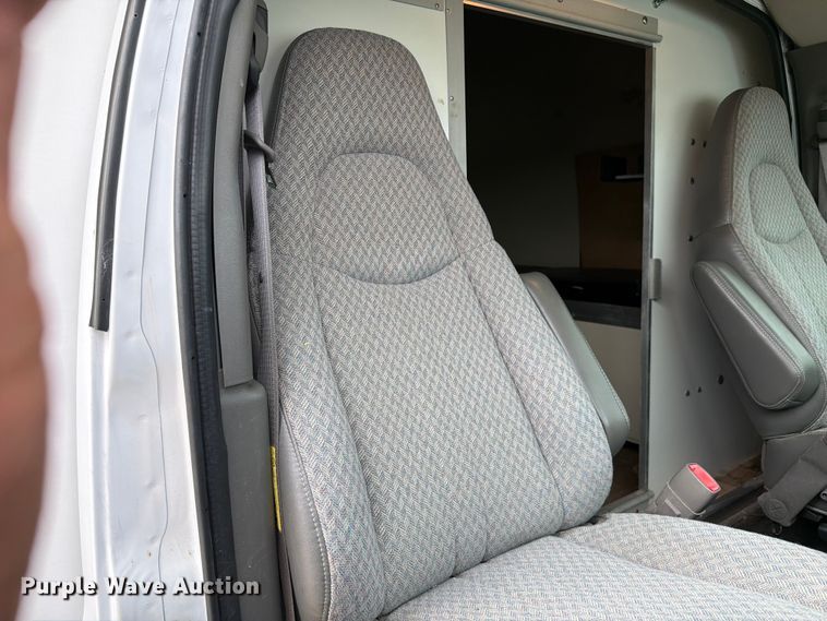image for item EX4526 2006 GMC Savana delivery truck