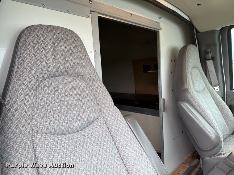 image for item EX4526 2006 GMC Savana delivery truck
