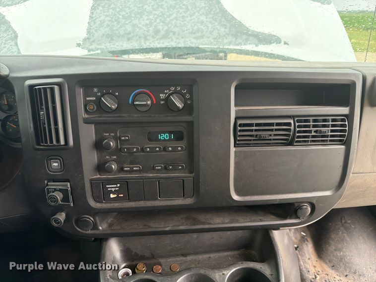 image for item EX4526 2006 GMC Savana delivery truck