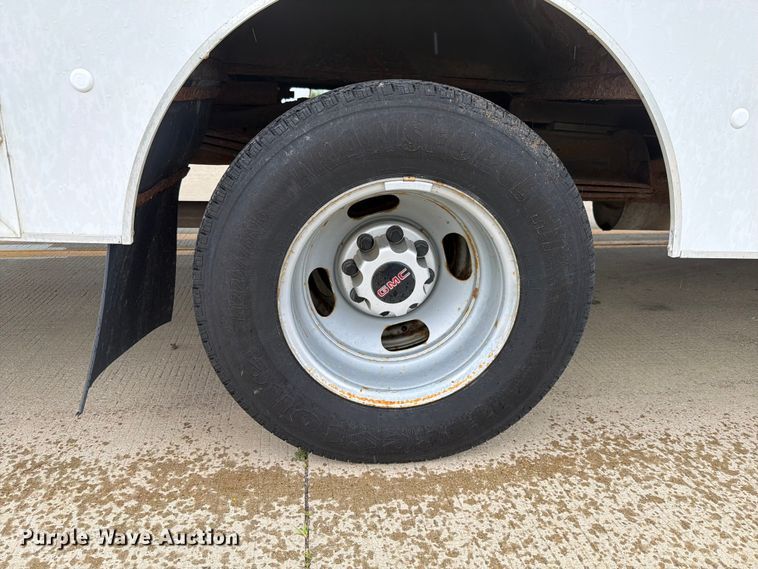 image for item EX4526 2006 GMC Savana delivery truck