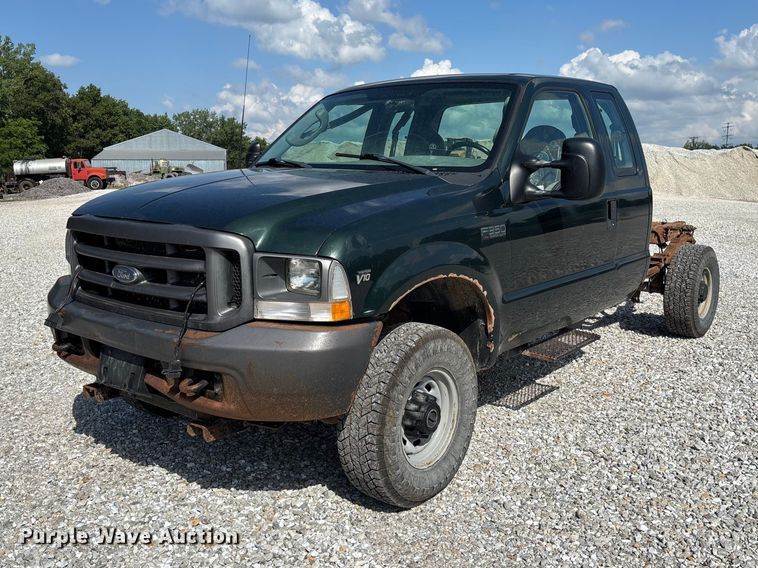 image for item FC1674 2003 Ford F350 Super Duty XL Ext. Cab pickup truck cab and chassis