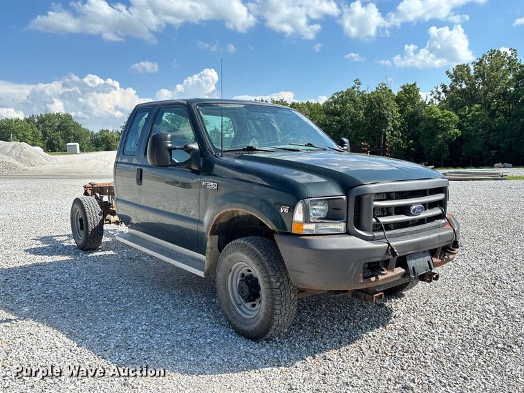 image for item FC1674 2003 Ford F350 Super Duty XL Ext. Cab pickup truck cab and chassis