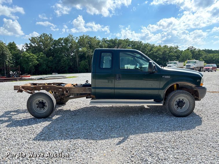 image for item FC1674 2003 Ford F350 Super Duty XL Ext. Cab pickup truck cab and chassis