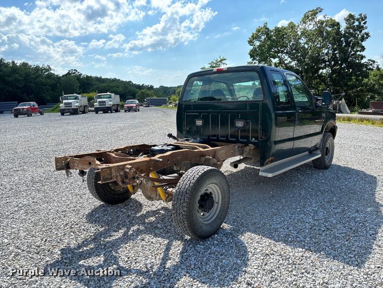 image for item FC1674 2003 Ford F350 Super Duty XL Ext. Cab pickup truck cab and chassis