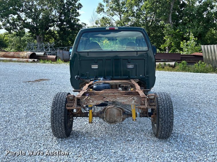 image for item FC1674 2003 Ford F350 Super Duty XL Ext. Cab pickup truck cab and chassis