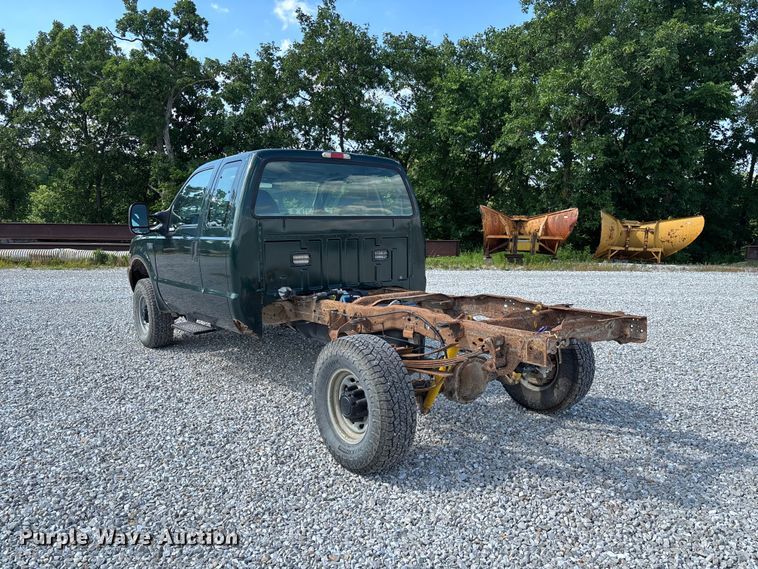 image for item FC1674 2003 Ford F350 Super Duty XL Ext. Cab pickup truck cab and chassis