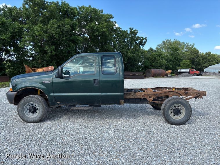 image for item FC1674 2003 Ford F350 Super Duty XL Ext. Cab pickup truck cab and chassis