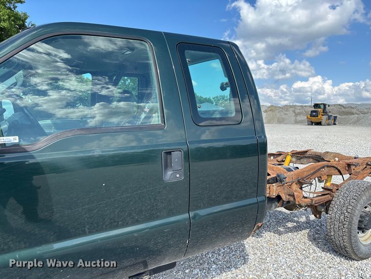 image for item FC1674 2003 Ford F350 Super Duty XL Ext. Cab pickup truck cab and chassis