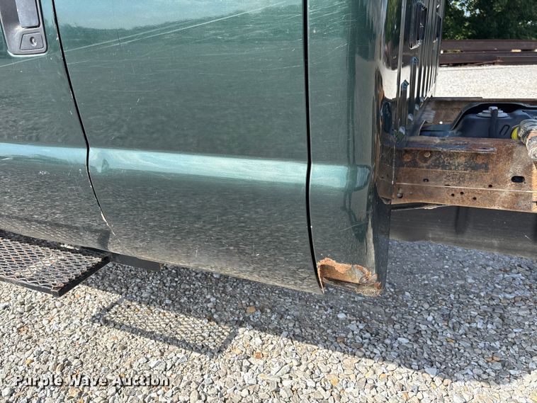 image for item FC1674 2003 Ford F350 Super Duty XL Ext. Cab pickup truck cab and chassis
