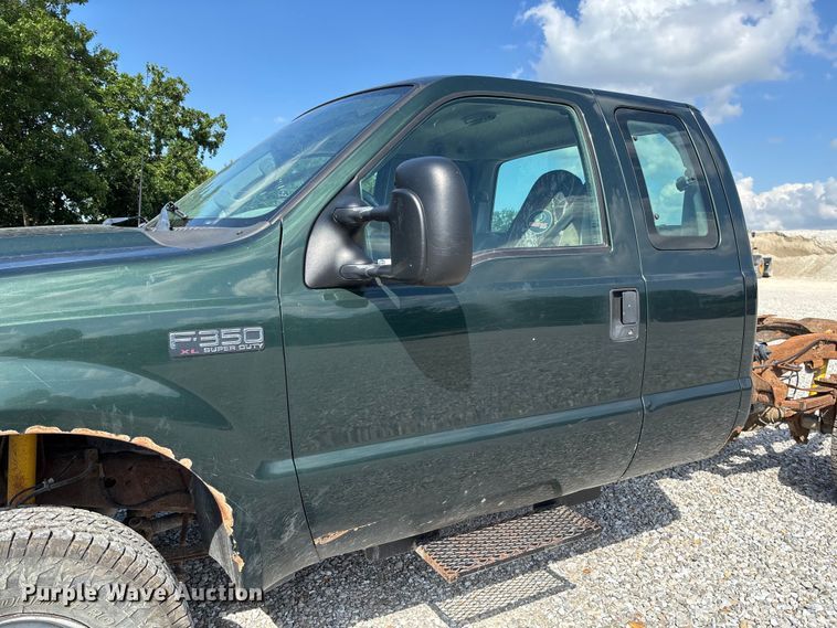 image for item FC1674 2003 Ford F350 Super Duty XL Ext. Cab pickup truck cab and chassis