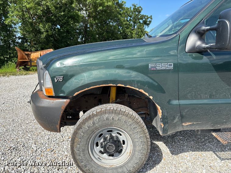 image for item FC1674 2003 Ford F350 Super Duty XL Ext. Cab pickup truck cab and chassis