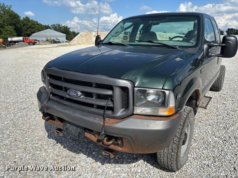 image for item FC1674 2003 Ford F350 Super Duty XL Ext. Cab pickup truck cab and chassis