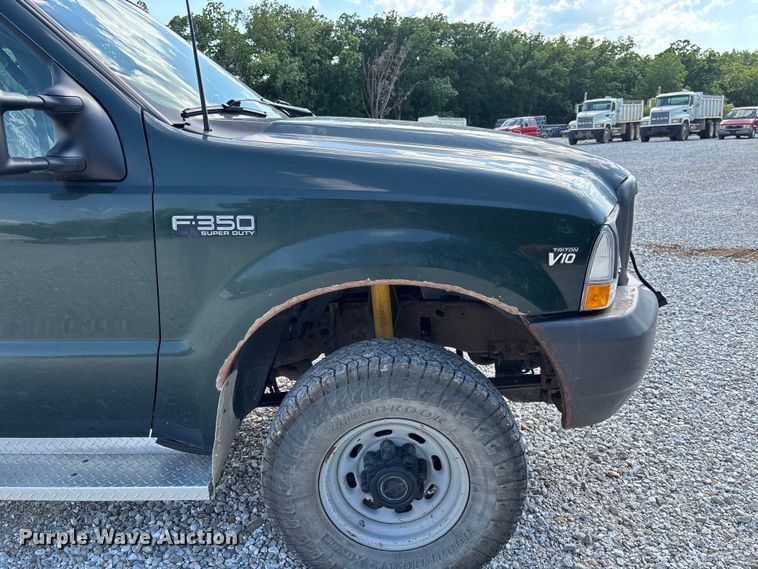 image for item FC1674 2003 Ford F350 Super Duty XL Ext. Cab pickup truck cab and chassis