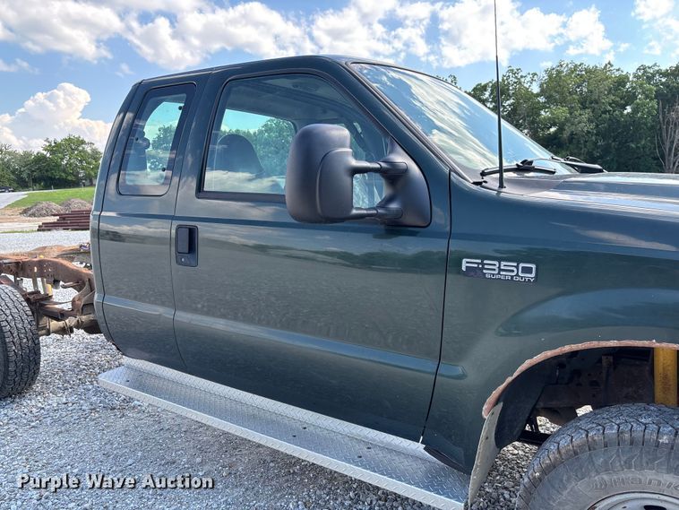 image for item FC1674 2003 Ford F350 Super Duty XL Ext. Cab pickup truck cab and chassis