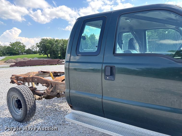 image for item FC1674 2003 Ford F350 Super Duty XL Ext. Cab pickup truck cab and chassis