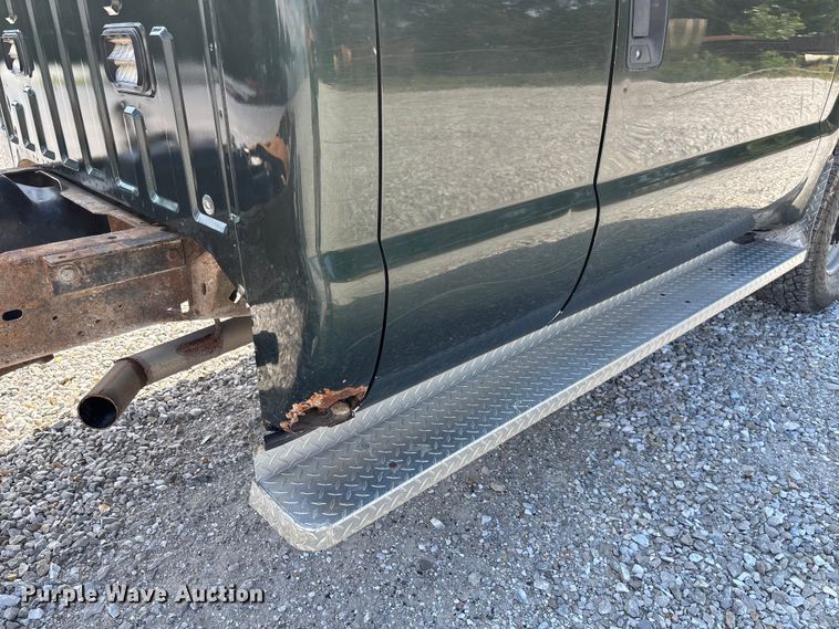 image for item FC1674 2003 Ford F350 Super Duty XL Ext. Cab pickup truck cab and chassis
