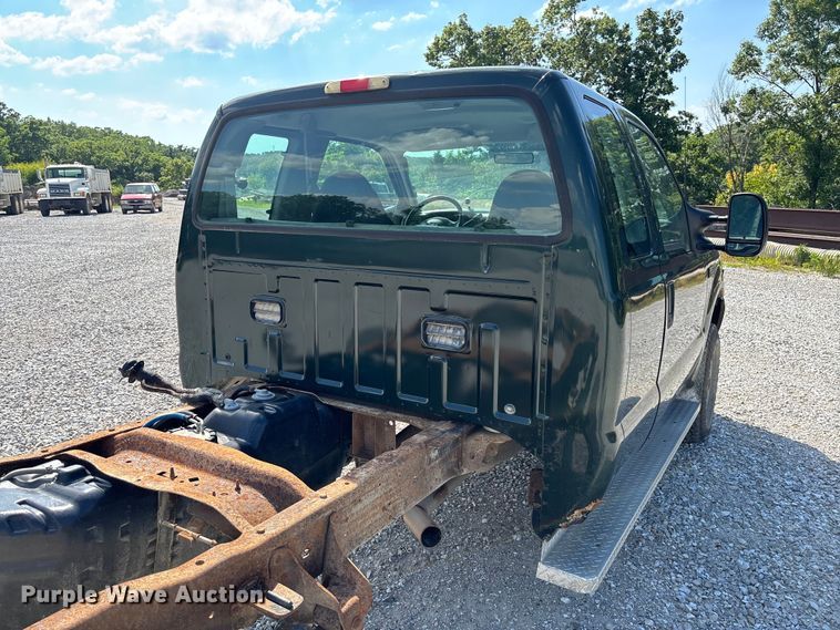 image for item FC1674 2003 Ford F350 Super Duty XL Ext. Cab pickup truck cab and chassis