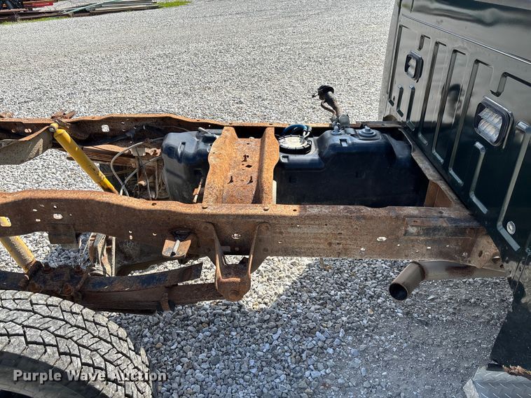 image for item FC1674 2003 Ford F350 Super Duty XL Ext. Cab pickup truck cab and chassis