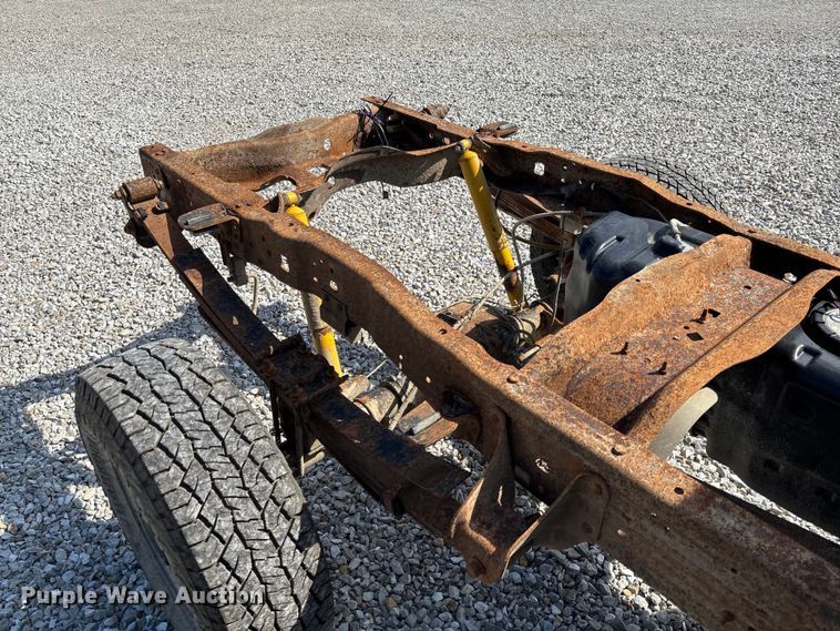 image for item FC1674 2003 Ford F350 Super Duty XL Ext. Cab pickup truck cab and chassis