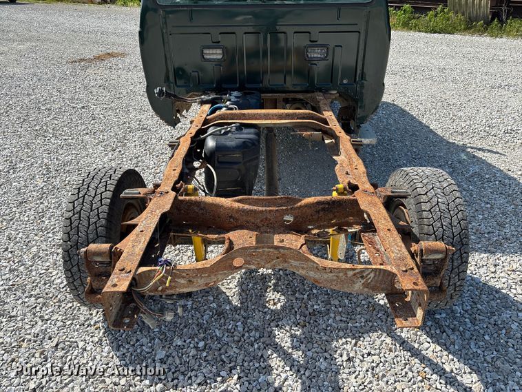 image for item FC1674 2003 Ford F350 Super Duty XL Ext. Cab pickup truck cab and chassis