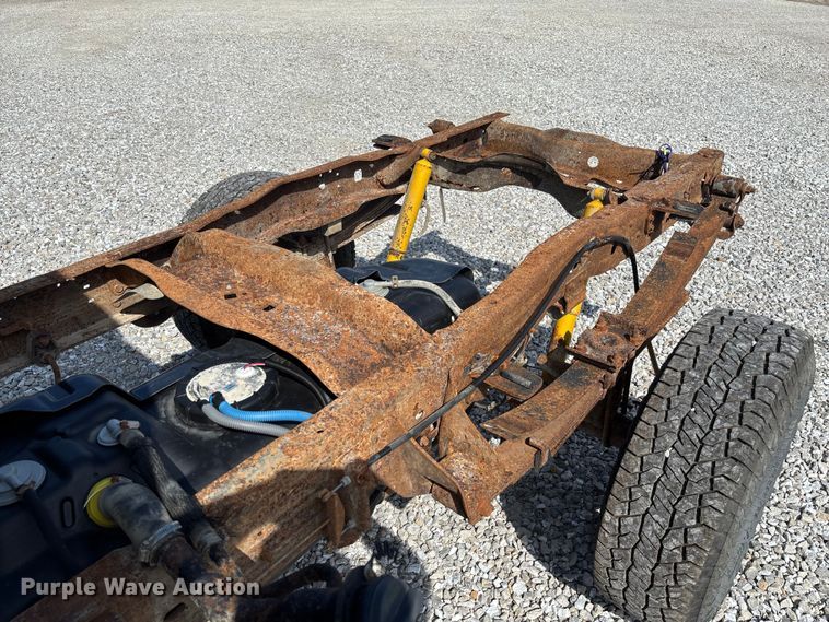 image for item FC1674 2003 Ford F350 Super Duty XL Ext. Cab pickup truck cab and chassis