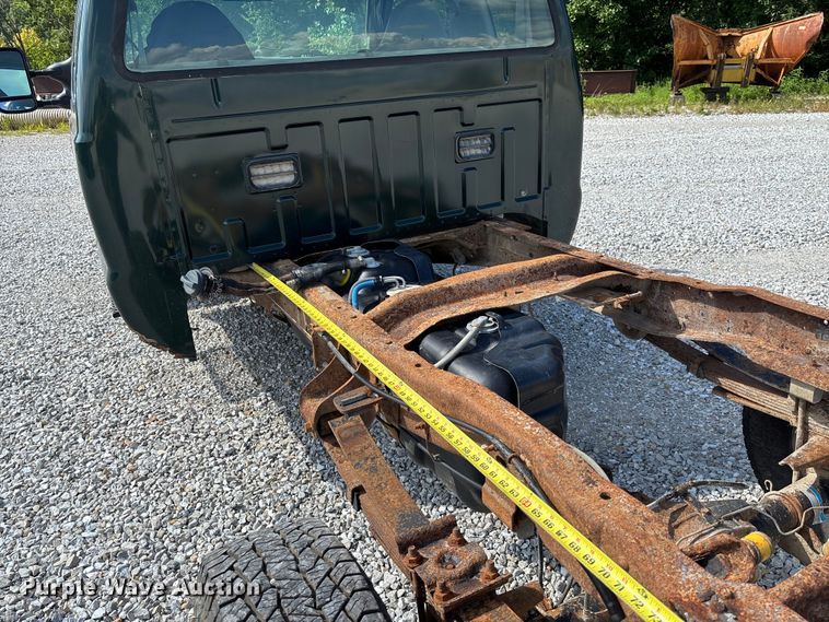 image for item FC1674 2003 Ford F350 Super Duty XL Ext. Cab pickup truck cab and chassis