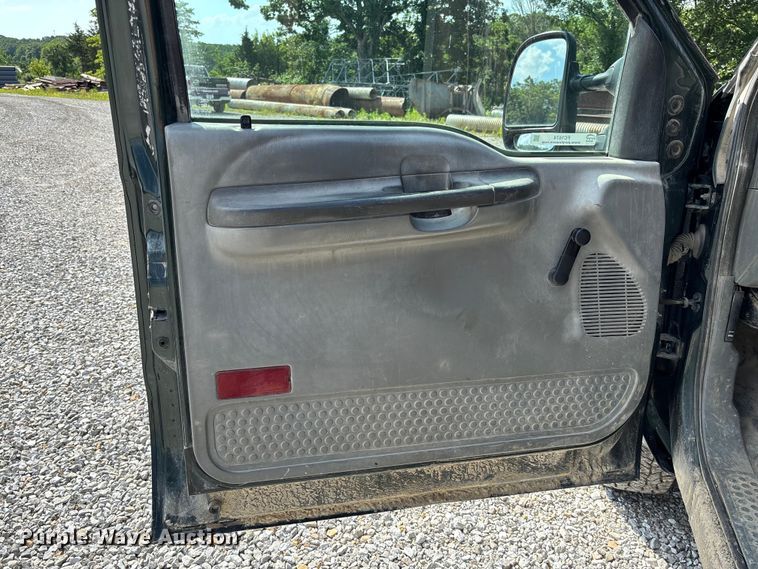 image for item FC1674 2003 Ford F350 Super Duty XL Ext. Cab pickup truck cab and chassis