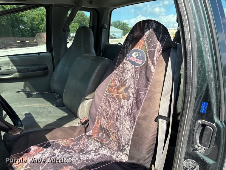 image for item FC1674 2003 Ford F350 Super Duty XL Ext. Cab pickup truck cab and chassis