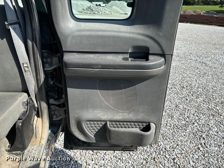 image for item FC1674 2003 Ford F350 Super Duty XL Ext. Cab pickup truck cab and chassis