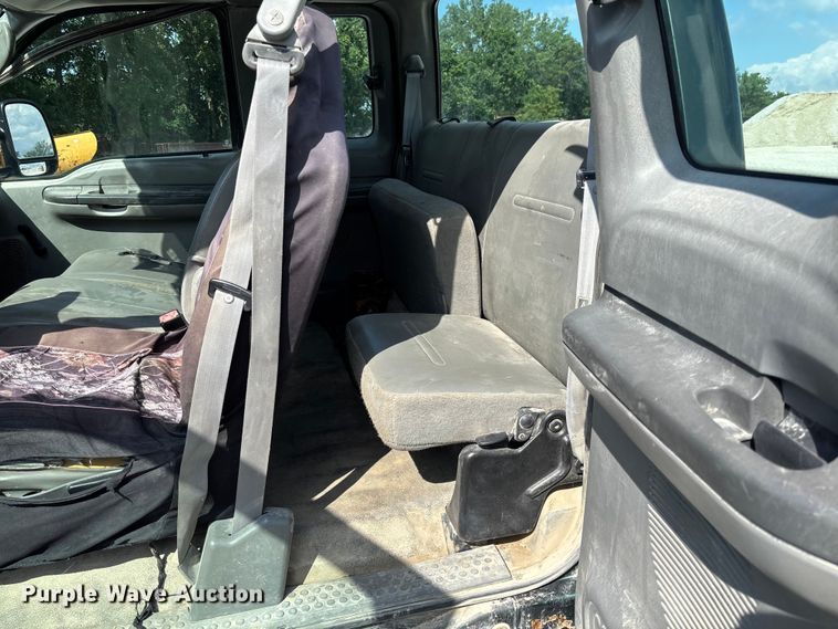 image for item FC1674 2003 Ford F350 Super Duty XL Ext. Cab pickup truck cab and chassis