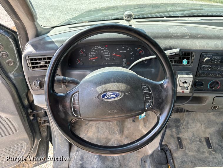 image for item FC1674 2003 Ford F350 Super Duty XL Ext. Cab pickup truck cab and chassis