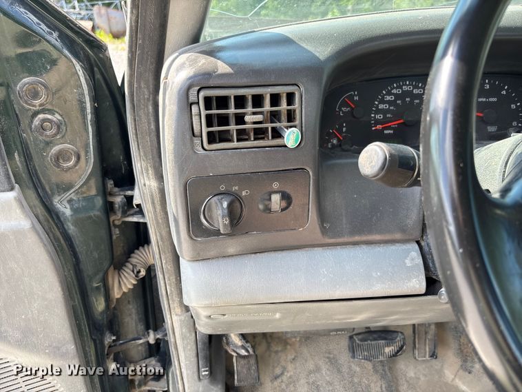 image for item FC1674 2003 Ford F350 Super Duty XL Ext. Cab pickup truck cab and chassis
