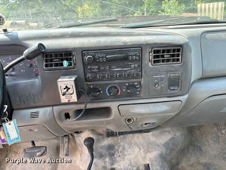 image for item FC1674 2003 Ford F350 Super Duty XL Ext. Cab pickup truck cab and chassis