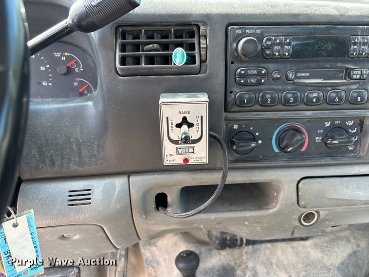 image for item FC1674 2003 Ford F350 Super Duty XL Ext. Cab pickup truck cab and chassis