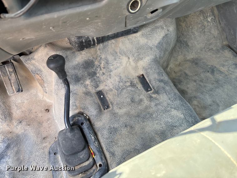 image for item FC1674 2003 Ford F350 Super Duty XL Ext. Cab pickup truck cab and chassis