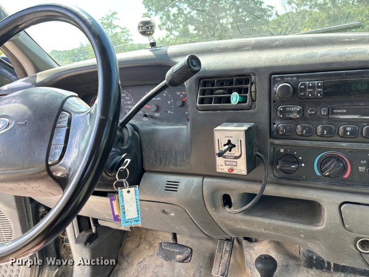 image for item FC1674 2003 Ford F350 Super Duty XL Ext. Cab pickup truck cab and chassis