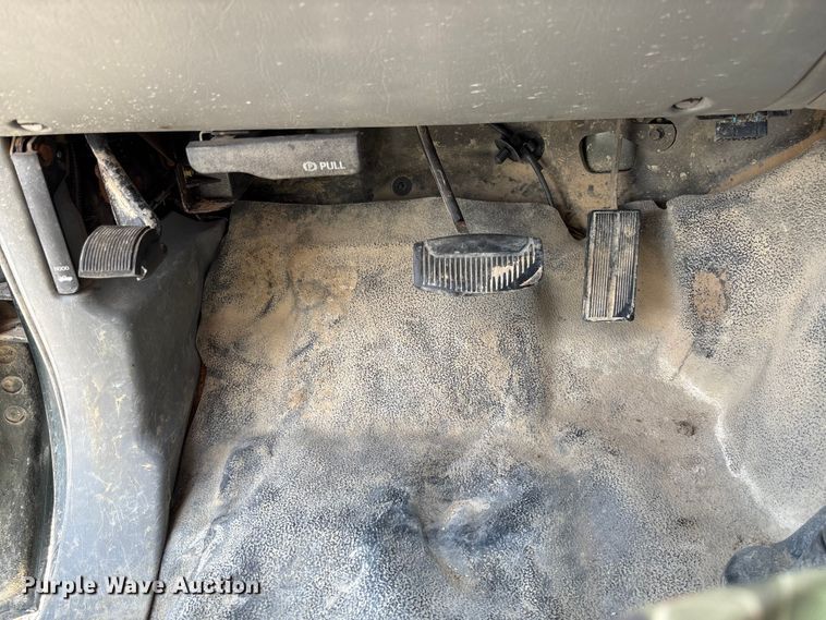 image for item FC1674 2003 Ford F350 Super Duty XL Ext. Cab pickup truck cab and chassis