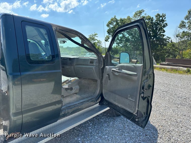 image for item FC1674 2003 Ford F350 Super Duty XL Ext. Cab pickup truck cab and chassis
