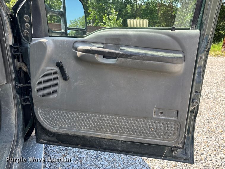 image for item FC1674 2003 Ford F350 Super Duty XL Ext. Cab pickup truck cab and chassis