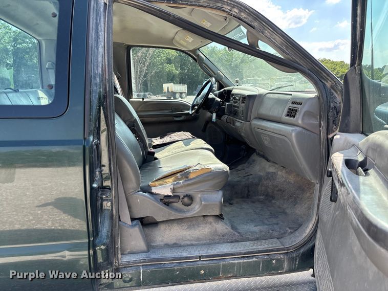 image for item FC1674 2003 Ford F350 Super Duty XL Ext. Cab pickup truck cab and chassis